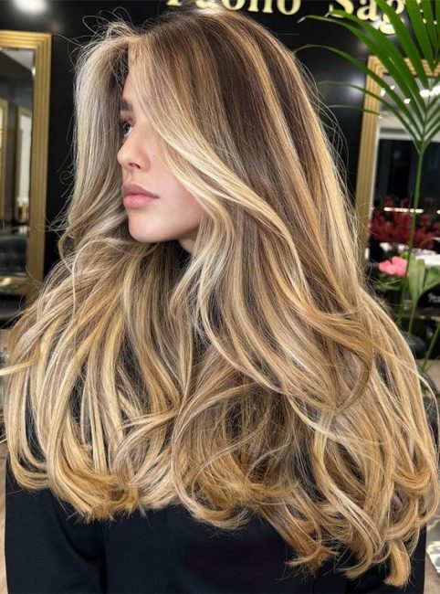 14 مدل جذاب رنگ موی بلوند عسلی (برای داشتن ظاهری گرم و درخشان) 8 228c800109edd6035eed570a5b996daa e1761729226490