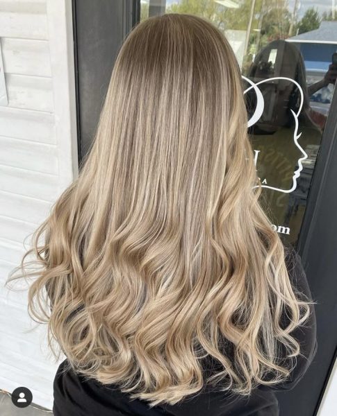 14 مدل جذاب رنگ موی بلوند عسلی (برای داشتن ظاهری گرم و درخشان) 10 430a45ba6c5e1d5898ae009dd8f98bb8 e1761729666181