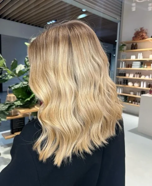 14 مدل جذاب رنگ موی بلوند عسلی (برای داشتن ظاهری گرم و درخشان) 7 رنگ موی بلوند عسلی