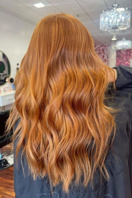 14 مدل جذاب رنگ موی بلوند عسلی (برای داشتن ظاهری گرم و درخشان) 9 fc10ae0e52e47a0c0634c536189b8e78 e1761729316673