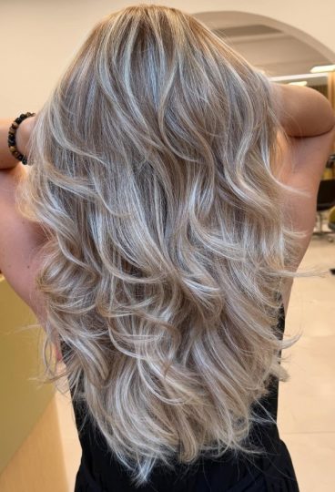 champagne blonde hair colour soft layers e1762338904816