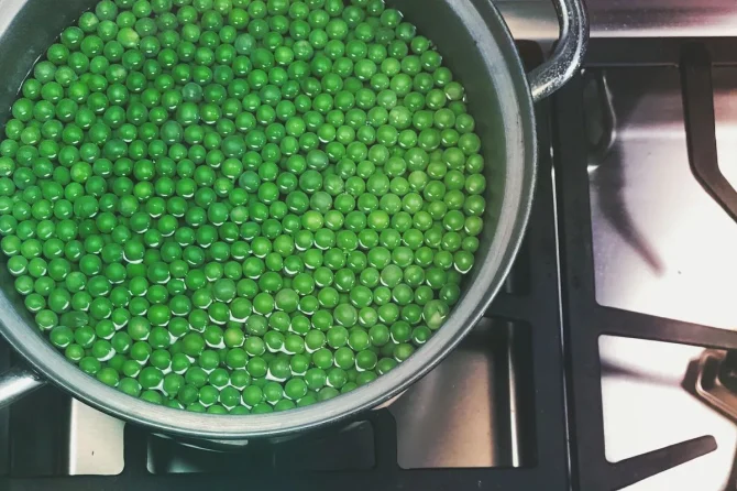 فواید نخود برای مو + (طرز استفاده از نخود برای رشد و پرپشتی مو) 12 0 peas boiling e1766344891248