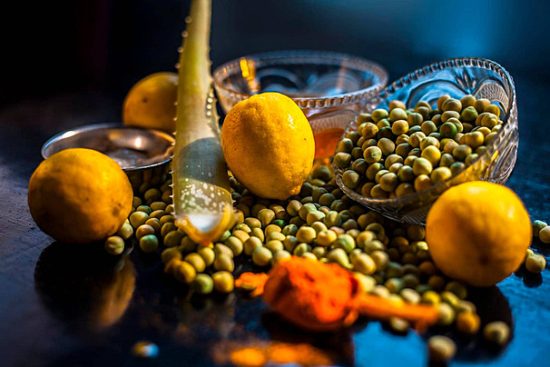 فواید نخود برای مو + (طرز استفاده از نخود برای رشد و پرپشتی مو) 11 pngtree green pea mask for radiant skin with honey yogurt turmeric lemons and aloe vera photo image 48578748 e1766344791288